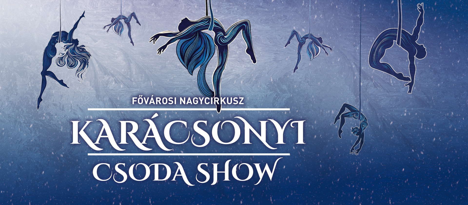 A kép egy cirkuszi előadás plakátját ábrázolja, melynek címe "Karácsonyi Csoda Show" a Fővárosi Nagycirkusz előadásában. A háttér kék és ezüstös árnyalatú, hópelyhekkel díszítve, ami téli, karácsonyi hangulatot teremt. A kép felső részén öt stilizált akrobata figura látható, akik különböző légtornász pozíciókban vannak ábrázolva. Ezek a figurák sötétkék sziluettek, némelyikük hosszú, hullámos hajjal, ami mozgást és kecsességet sugall. Az akrobaták közül a középső figura a leghangsúlyosabb, kék és türkiz árnyalatokkal kidolgozva, ami kiemeli a többi, egyszerűbb sziluett közül. Ez a központi alak egy nőt ábrázol, aki hátrafelé ívben hajlik, hosszú haja lefelé lóg. A cím elegáns, fehér betűkkel van írva a kép alsó felében. A "Karácsonyi" szó nagyobb betűmérettel szerepel, kiemelve az előadás ünnepi jellegét. Az egész kép légies, művészi hatást kelt, tökéletesen illusztrálva egy ünnepi cirkuszi show hangulatát és látványvilágát. (A kép leírását a Claude generálta)