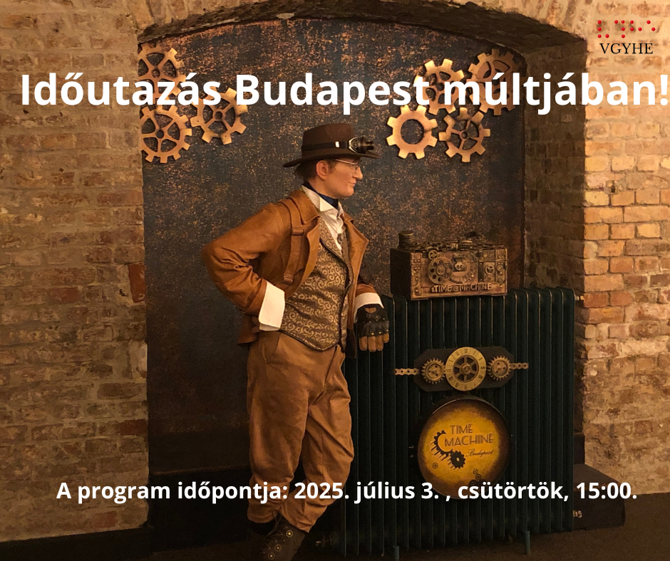 A képen egy steampunk stílusú, múltidéző rendezvény látható, amit egy boltíves téglafal előtt álló férfi illusztrál. A férfi barna ruhában van, kalapot és szemüveget visel, mintha időutazó lenne. A háttérben fogaskerekek lógnak a falon, mellette egy díszes szerkezet, rajta „TIME MACHINE” felirattal. A szöveg a képen a következő eseményről szól: „Időutazás Budapest múltjában!” és az esemény időpontját is feltünteti.