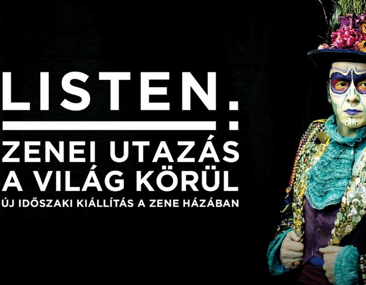 Egy kiállítási promóciós kép a "LISTEN. Zenei utazás a világ körül" című időszaki kiállításról, amely a Zene Házában kerül megrendezésre. A kép fekete háttéren fehér betűkkel tartalmazza a kiállítás címét, és a jobb oldalon egy színes, teátrális figura látható. A figura különleges arcfestést visel, amely a Día de los Muertos (Halottak Napja) stílusára emlékeztet, türkizkék ruházattal és virágokkal díszített kalappal. Az öltözéke egyszerre művészi és misztikus hatást kelt, tökéletesen illusztrálva a világ körüli zenei utazás témáját.