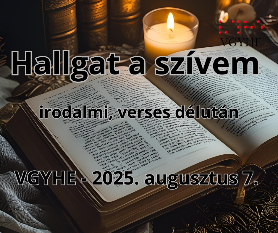 A képen egy nyitott könyv látható, mellette egy égő gyertya. A könyv egy asztalon helyezkedik el, és háttérben más könyvek állnak. A képen szöveg is szerepel: "Hallgat a szívem, irodalmi, verses délután, VGYHE - 2025. augusztus 7." A hangulat meghitt és nyugodt, a gyertya fénye meleg árnyalatot kölcsönöz a jelenetnek.
