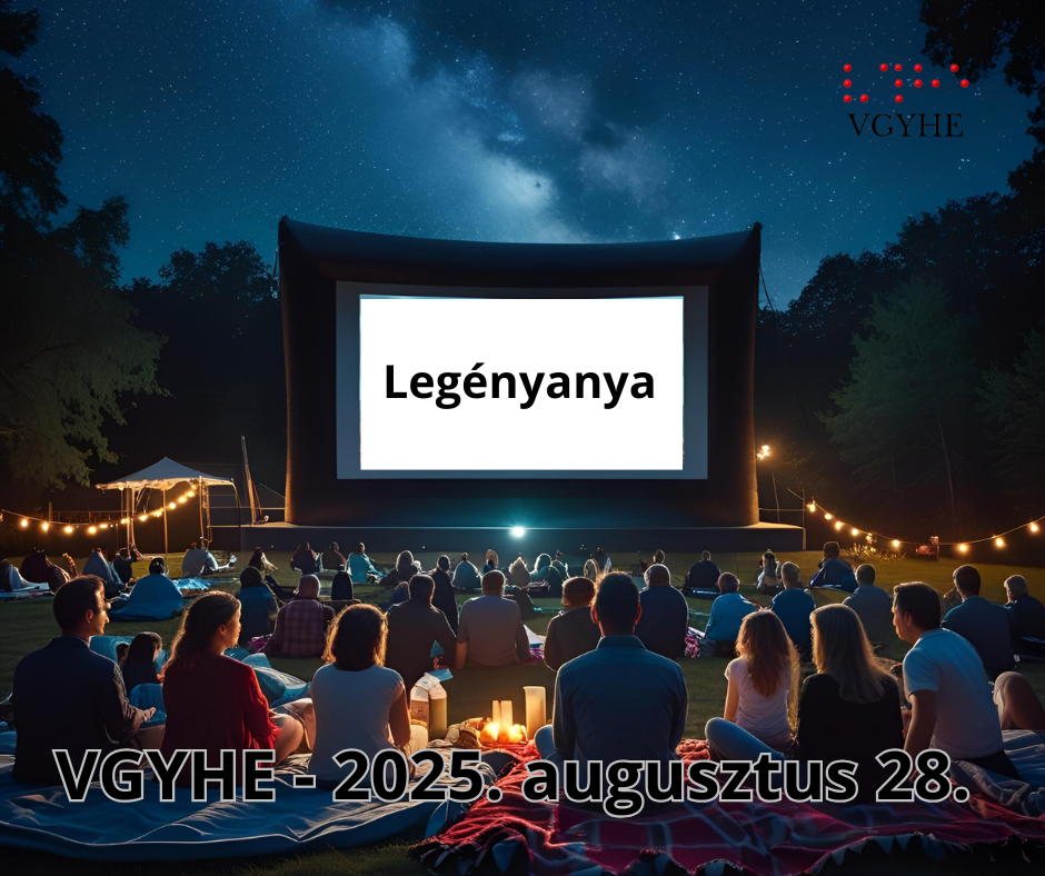 A képen egy kültéri mozivetítés látható éjszaka. Egy nagy felfújható vetítővásznon "Legényanya" felirat jelenik meg. A közönség pokrócokon ül a fűben, körülöttük lámpafüzérek világítanak. Az égbolton csillagok és a Tejút látható. A kép jobb felső sarkában a "VGYHE" logó, alul pedig a szöveg: "VGYHE - 2025. augusztus 28."