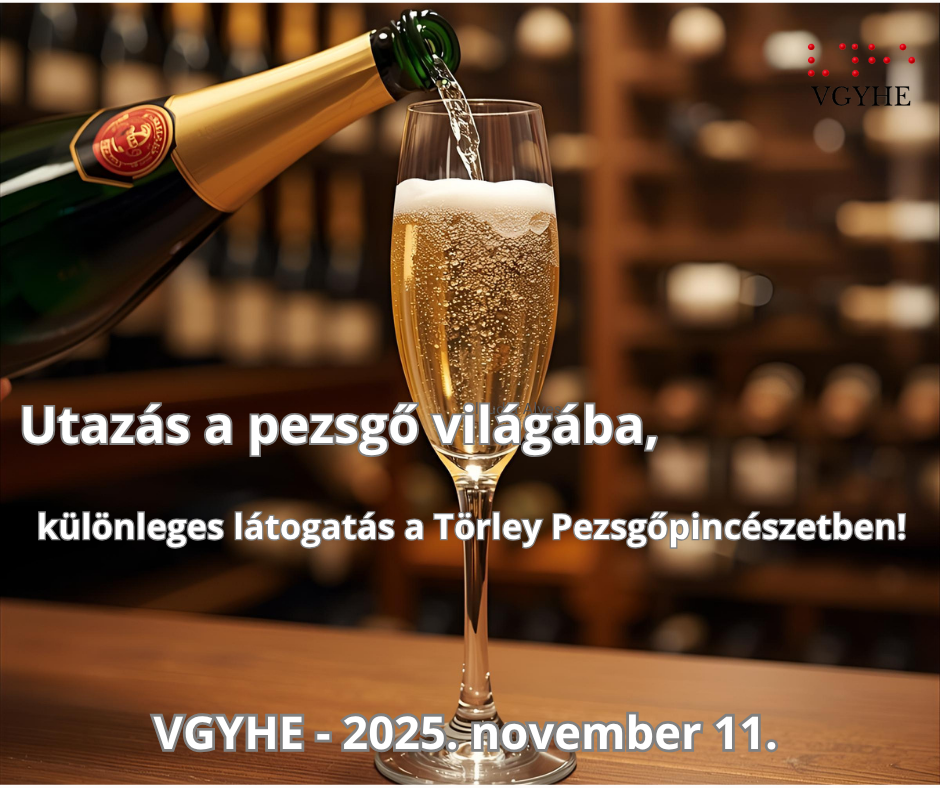 A képen egy pezsgőspohár látható egy fából készült pulton, a háttérben borospince környezettel. Egy pezsgősüvegből pezsgőt töltenek a pohárba, melyben apró buborékok láthatók. A kép szövege az esemény részleteiről tájékoztat, jobb felső sarkában a VGYHE logója látható.