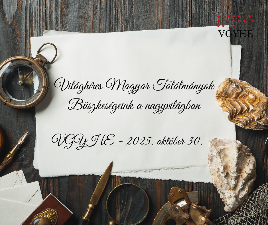 A képen egy fa asztalon elhelyezett fehér papírlap látható kalligrafikus fekete betűkkel írt magyar szöveggel: „Világhíres Magyar Találmányok Büszkeségeink a nagyvilágban VGYHE - 2025. október 30.” Körülötte régi tárgyak, például egy iránytű vagy kronométer, egy régi töltőtoll, kagylók, nagyító és más antik eszközök helyezkednek el. A kép jobb felső sarkában a VGYHE logója látható.