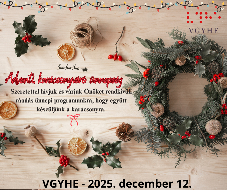 A képen egy ünnepi, karácsonyi hangulatú kompozíció látható világos fafelületen. A felső részen színes karácsonyi fényfüzér húzódik végig, piros, kék és fehér égőkkel. A jobb felső sarokban piros pontokból kialakított Braille-írás olvasható, alatta a "VGYHE" felirat. A kép jobb oldalán egy nagy, díszes adventi koszorú található, amelyet fenyőágak, tobozok, szárított narancskarikák, eukaliptusz levelek és piros bogyók díszítenek. A bal oldalon és az alsó részen karácsonyi dekorációs elemek vannak elrendezve: magyal levelek piros bogyókkal, szárított narancskarikák, tobozok, pamutvirágok, kötözőzsinór gombolyag, és fahéjrudak. (A kép leírását a Claude generálta)