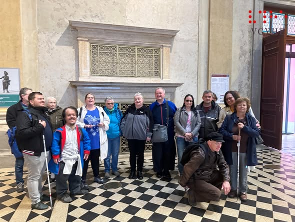 A kiemelt képen a múzeumban készített csoportkép látható.