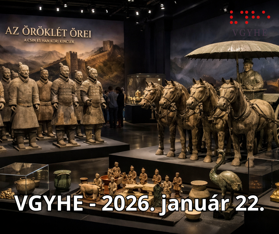 A képen egy múzeumi kiállítás látható, amely a kínai történelemhez kapcsolódik, különösen a Csin- és Han-korhoz. Bal oldalon életnagyságú terrakotta harcos szobrok állnak sorban, míg jobb oldalon négy lovat húzó szekér és annak vezetője látható, árnyékoló felett. Az előtérben kisebb terrakotta figurák és egyéb régészeti leletek, köztük vázák és egy madár alakú szobor vannak elhelyezve. A háttérben a Nagy Fal látható.