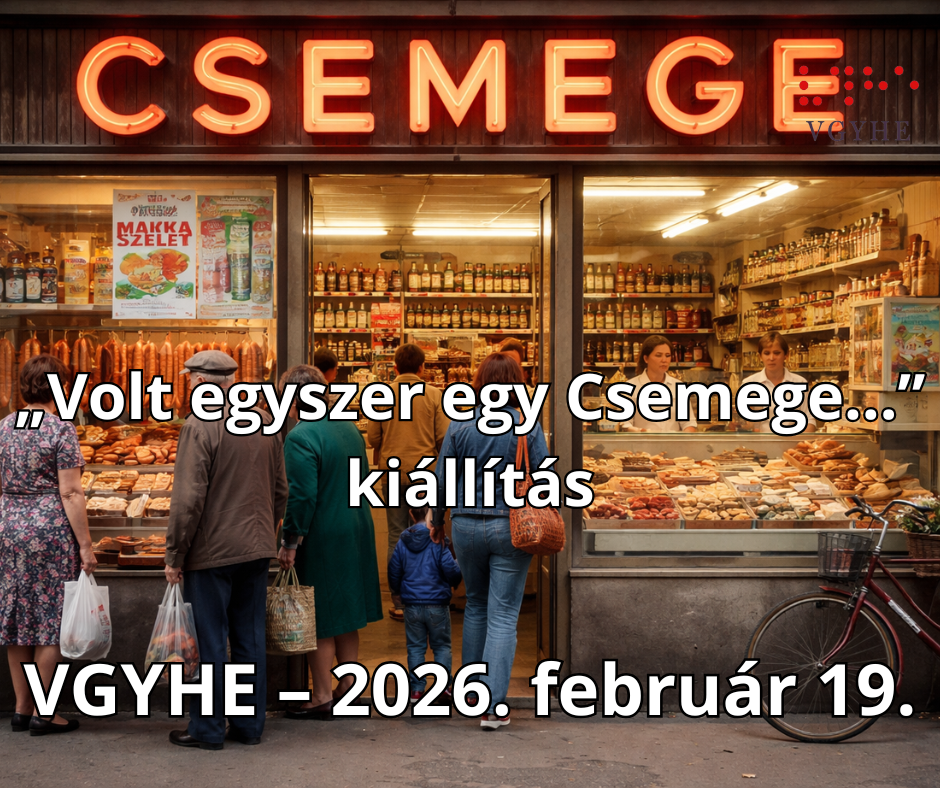 A képen egy régi magyar üzlet látható, ahol sokféle húskészítmény, felvágott és egyéb élelmiszer található a kirakatban és a polcokon. Az üzlet fölött nagy, narancssárga neonbetűkkel a „CSEMEGE” felirat olvasható. Többen állnak sorban az üzlet előtt, néhányan szatyrokat tartanak.