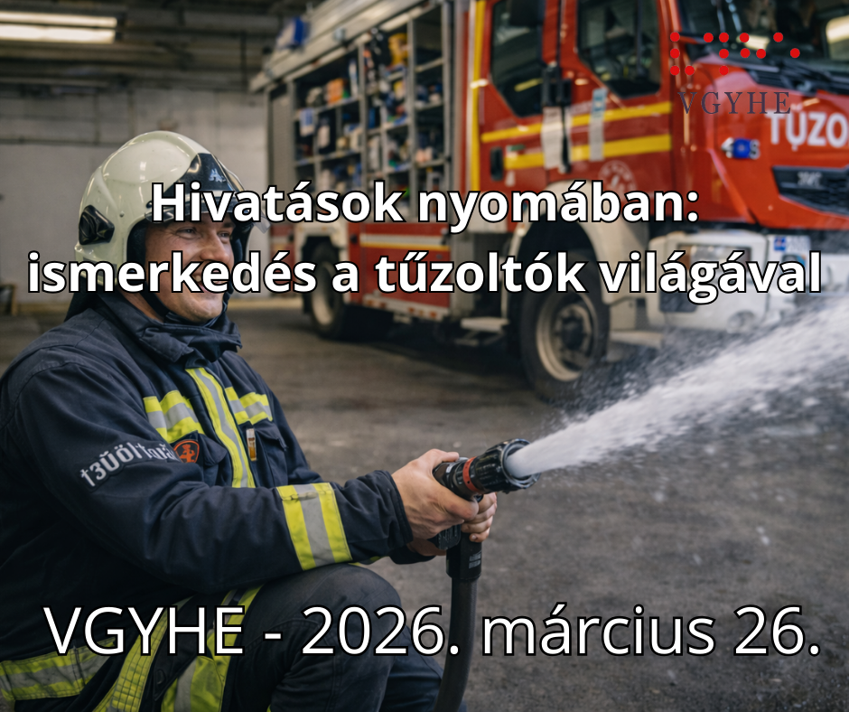 A képen egy sisakot viselő tűzoltó látható, aki teljes védőfelszerelésben térdel, és egy tűzoltó tömlőt tart, amelyből víz spriccel. A háttérben egy piros tűzoltóautó áll, valamint egy felszereléspolc látható.