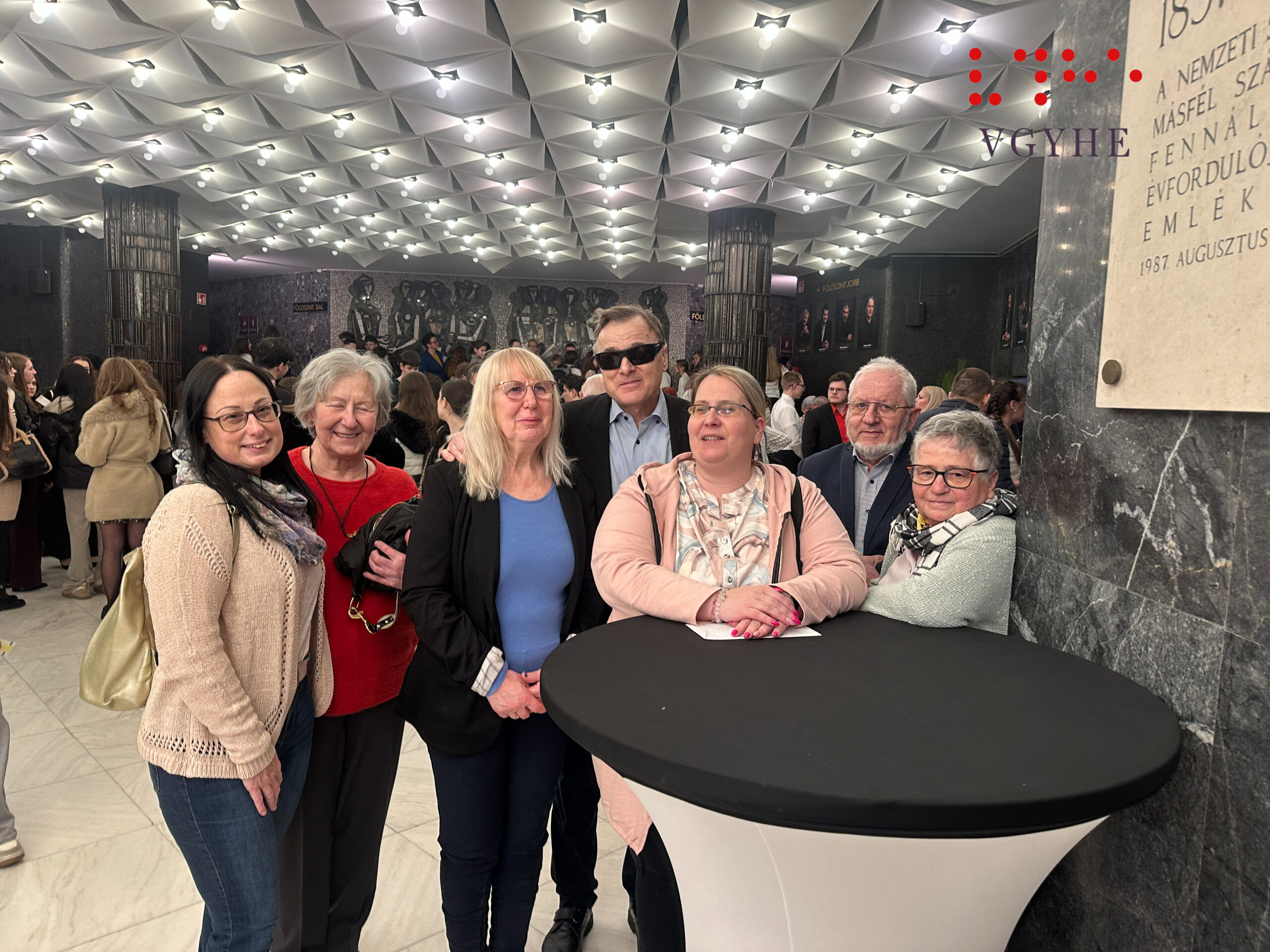 A képen a résztvevőkről készült csoportkép látható.