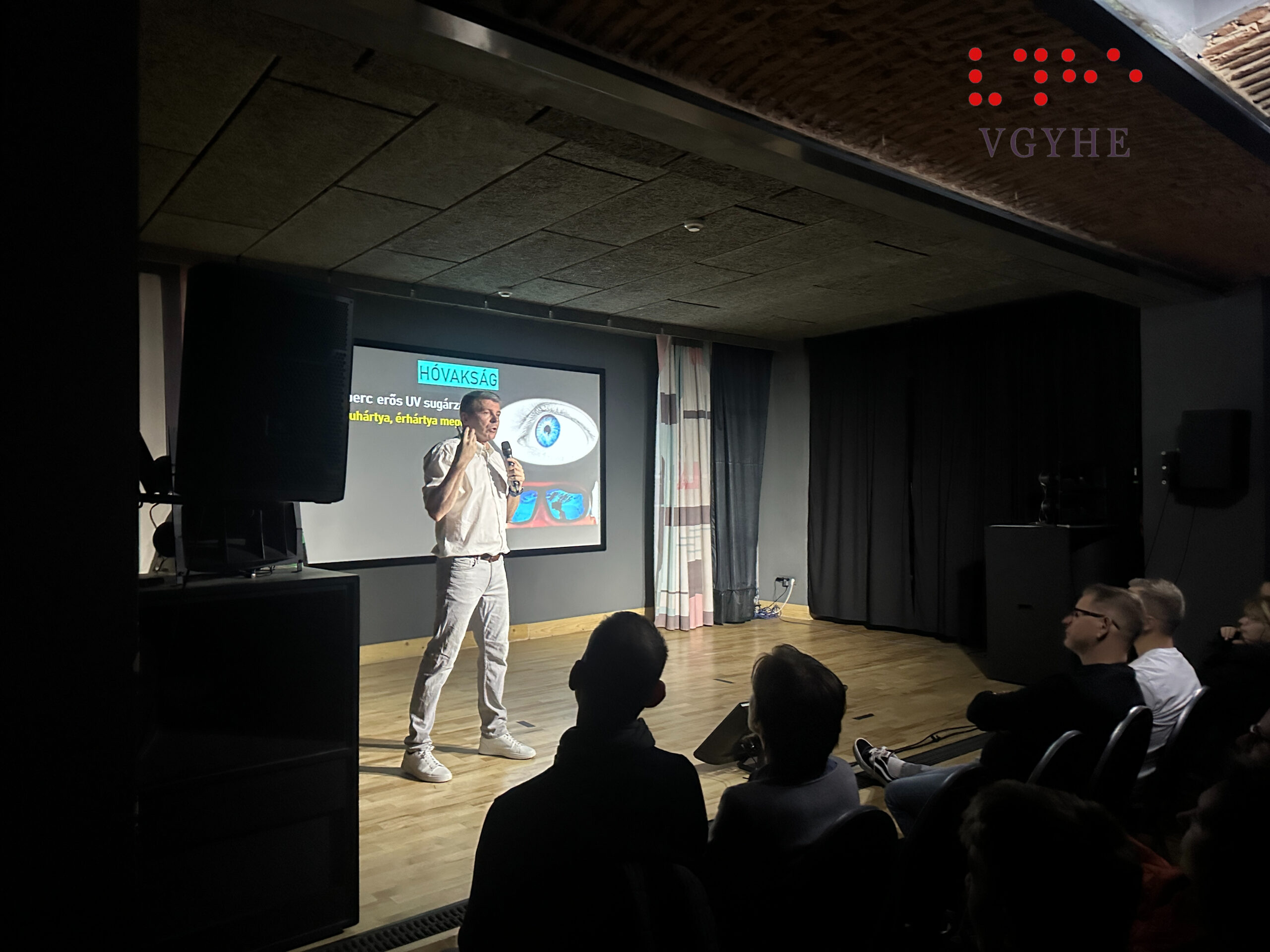 A képen Neszmélyi Emil látható előadás közben a színpadon.