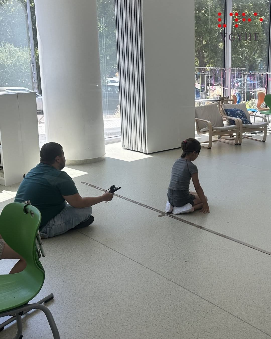 A képen az egyesület munkatársa, Sárvári Martin a csörgőlabda (goalball) sportot mutatja be a diákoknak.