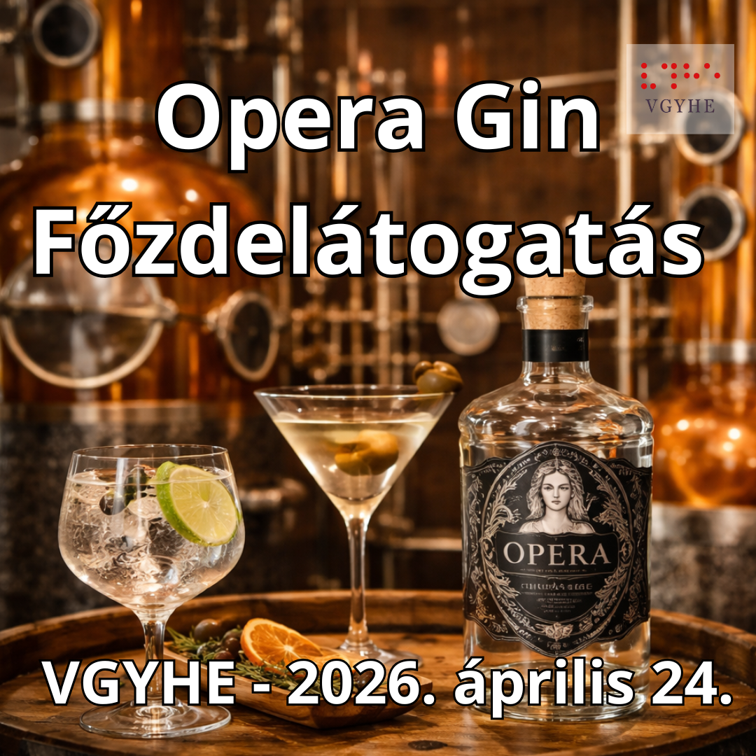 Egy hordó tetején két talpas pohár látható, bennük citrommal, jéggel és olívabogyóval készült italok. A poharak között egy fa deszkán friss gyümölcsök vannak elrendezve, a háttérben pedig réz lepárlóüstök láthatók.