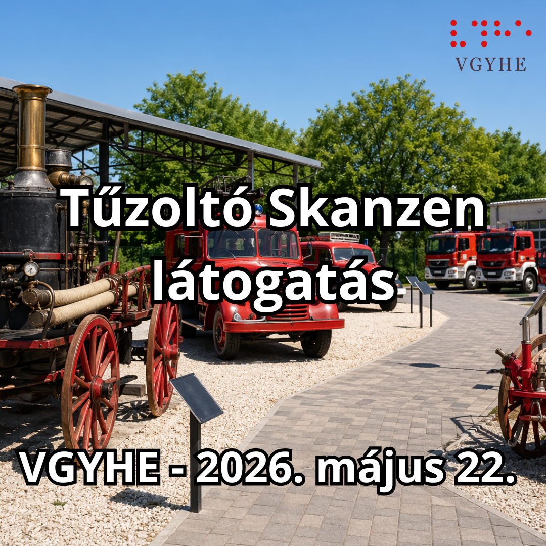 Szabadtéri tűzoltó múzeum látványraktár napos időben, ahol régi gőzfecskendő, történelmi tűzoltó járművek és modern tűzoltóautók sorakoznak egy rendezett kiállítótérben, fák és sétányok között.
