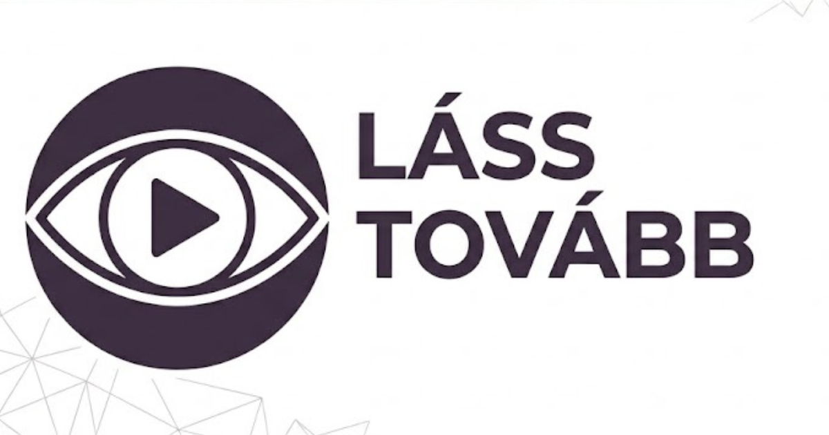 Fehér háttéren egy padlizsánlila szem, amelynek a pupillája egy jobbra mutató háromszög (play gomb), a logó mellett „Láss Tovább” felirat olvasható.