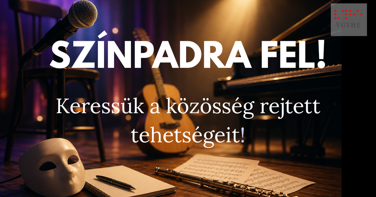 Félhomályos színpad reflektorokkal, mikrofonnal, gitárral és zongorával, rajta felirat: Szinpadra fel! Keressük a közösség rejtett tehetségeit! A kép az előadóművészet és a színpadi szereplés hangulatát idézi meg, emberalak nélkül.