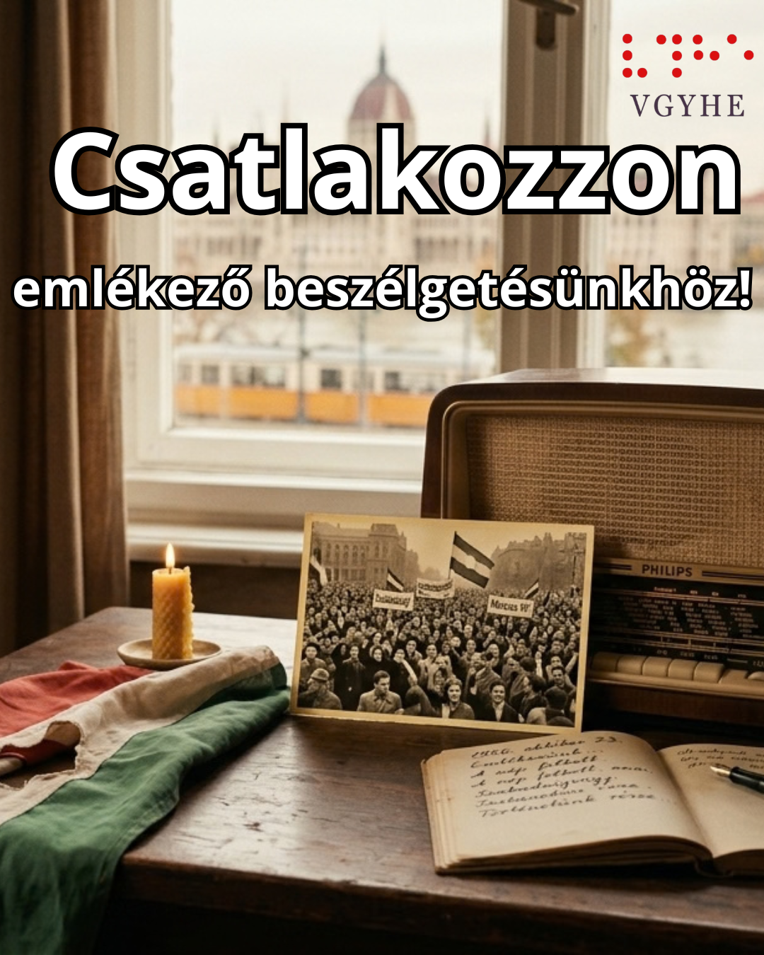 Előtérben egy régi faasztalon 1950-es évekbeli rádió, mellette egy megsárgult fekete-fehér fotó a budapesti tömegről, egy nyitott jegyzetfüzet tollal, a magyar zászló, és egy égő gyertya. A háttérben az ablakon keresztül lágyan elmosódva látszik Budapest látképe a Parlamenttel és a Dunával. A kép felső részében a „csatlakozzon emlékező beszélgetésünkhöz” felirat látható.
